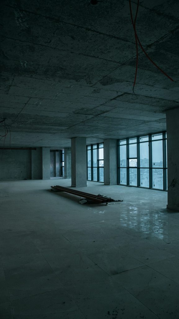 an empty room with a bench in the middle of it